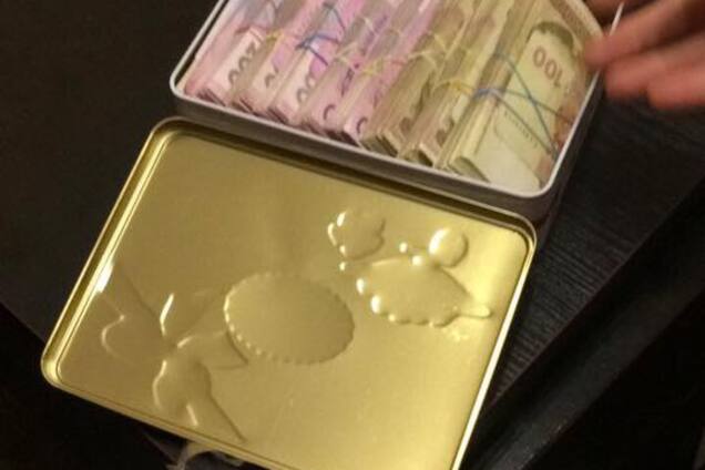 Доллары под видом конфет: Луценко рассказал о необычной взятке прокурору. Опубликованы фото