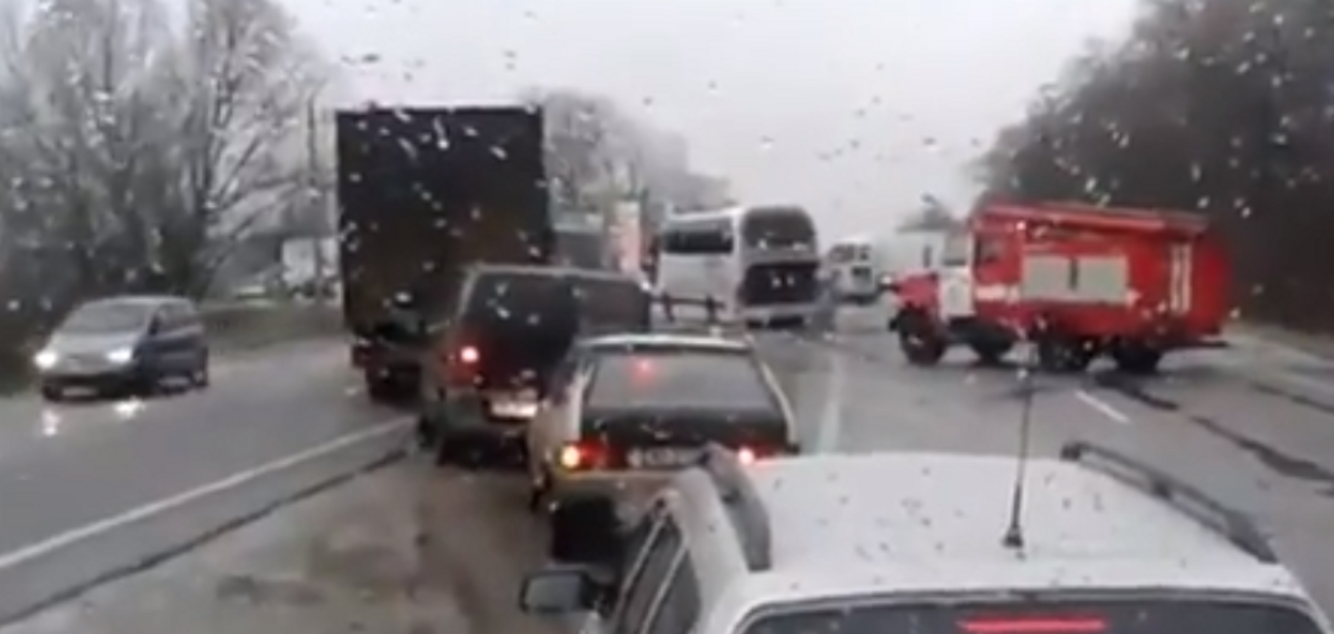 Разбросало по всей дороге: на трассе Киев-Чернигов столкнулись 11 автомобилей 