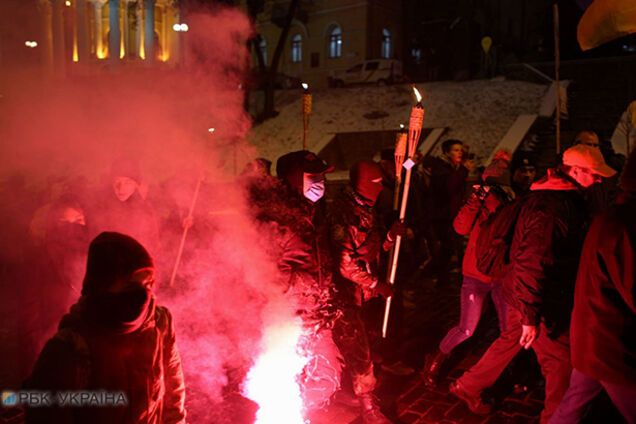 С фаерами и потасовками: в Киеве прошла акция протеста в годовщину разгона Майдана