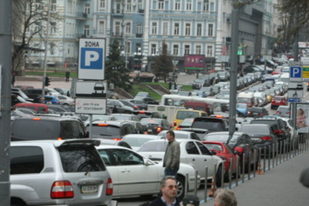 Можна залишити машину посеред дороги і нікому не платити