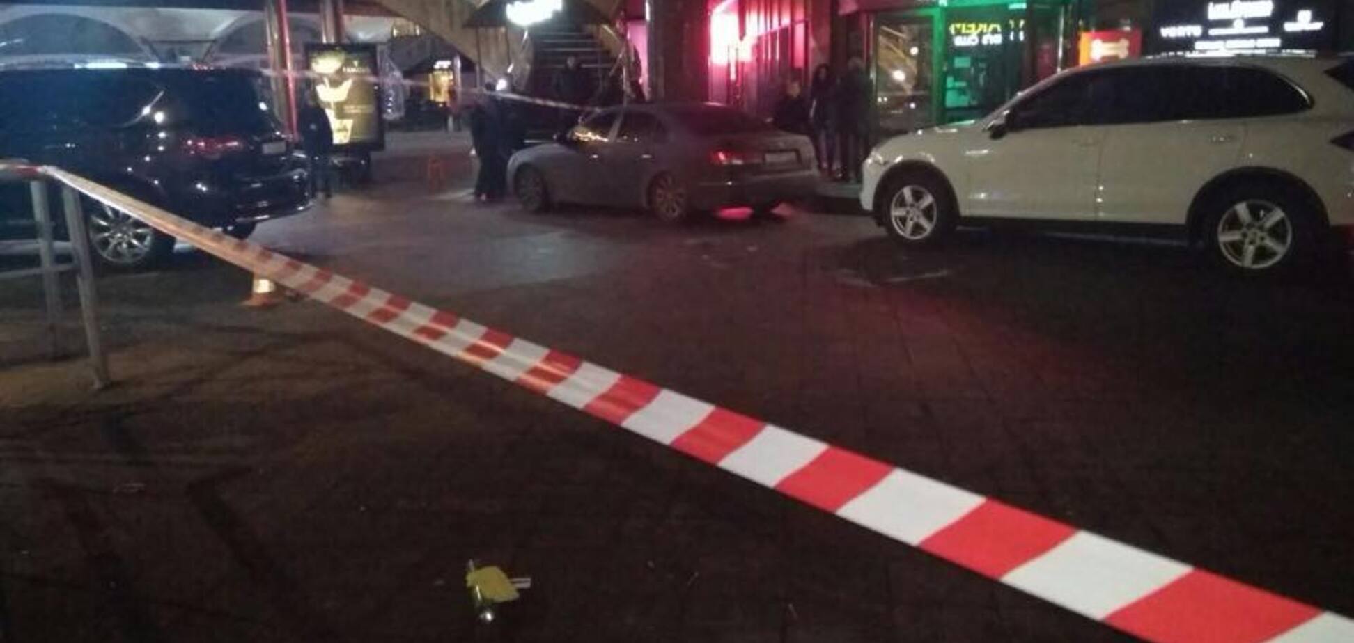 В центре Киева в стриптиз-клуб бросили взрывпакеты. Опубликованы фото и видео