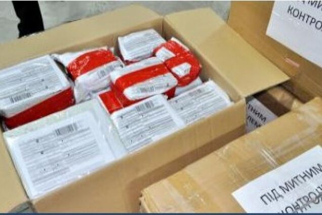 Борщу, Нестору Махну і Джеку Горобцю: у Києві митники виявили сотні дивних посилок із Китаю