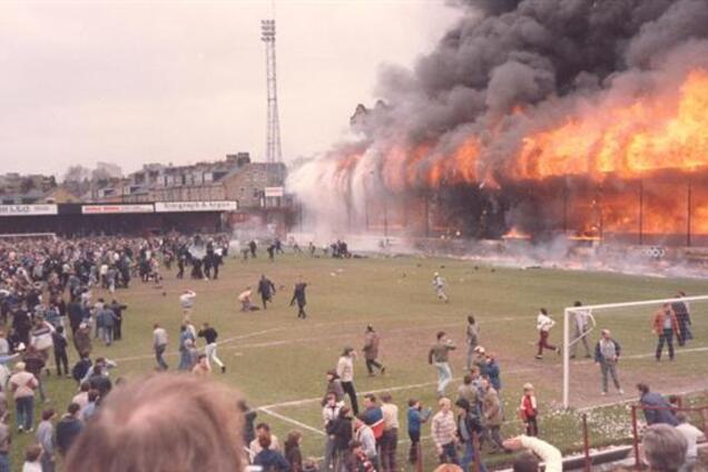 В Англії на матчі Кубка загорілося футбольне поле