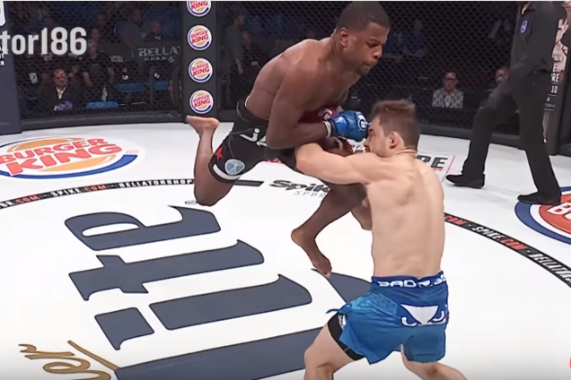 Нокаут року. Боєць ММА вирубив суперника неймовірним 'літаючим' ударом