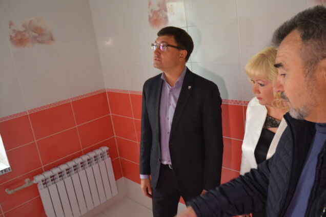 Инспекция ремонта в школьных туалетах Мариуполя