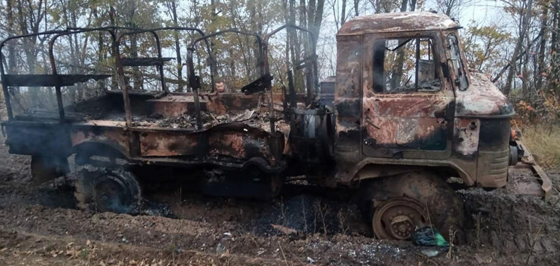 'Влучні, с*ка': терористи 'ЛНР' підпалили вантажівку з українськими військовими