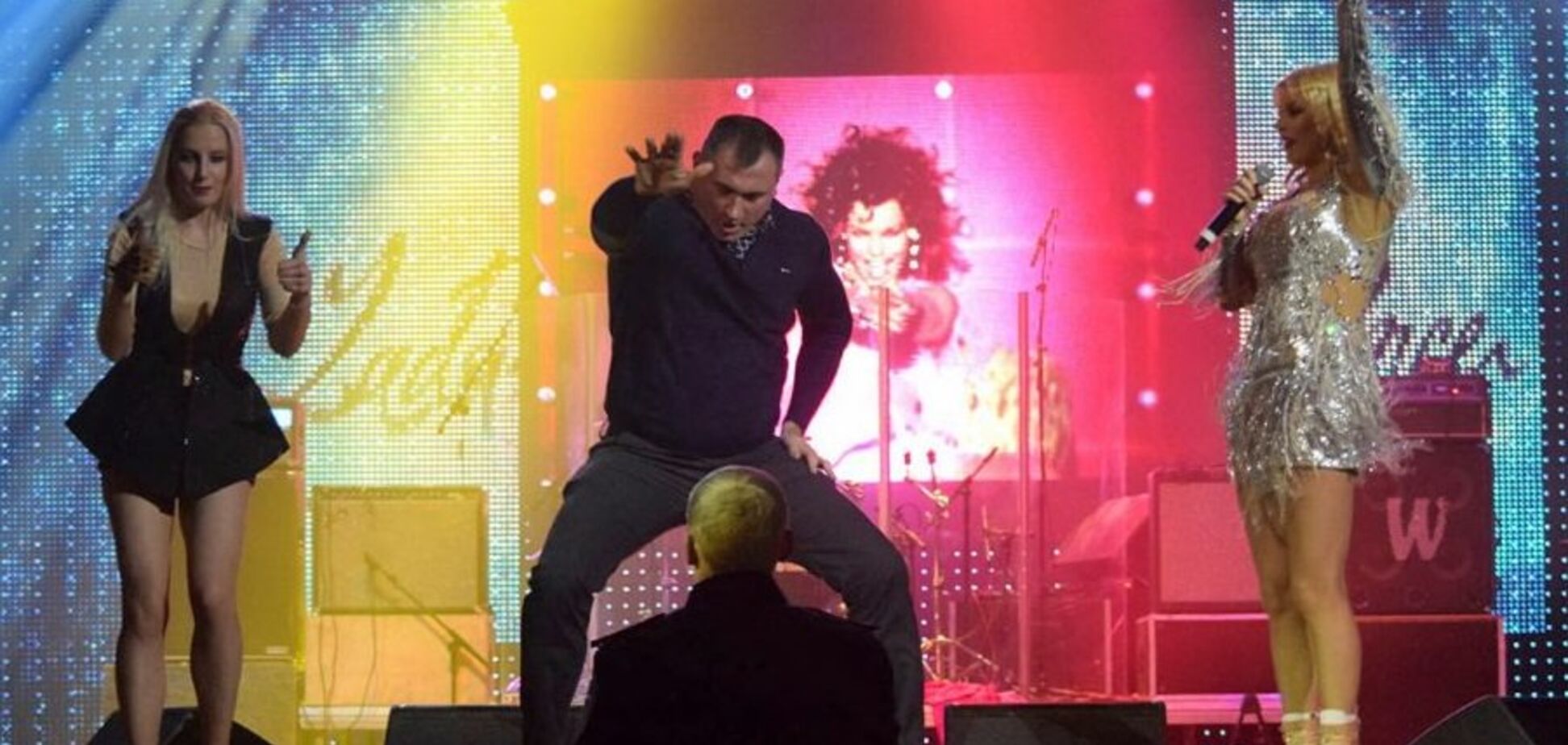 'Вона ще жива і співає?' У мережі виклали дивні фото з концерту в Донецьку