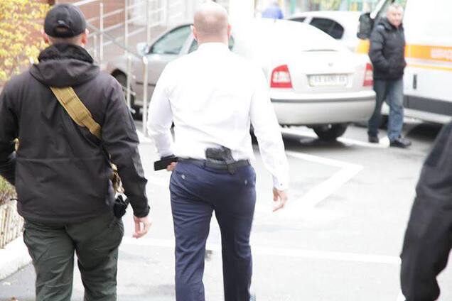 'Ж*па вместо кобуры': фото Кивы с пистолетом взорвало сеть