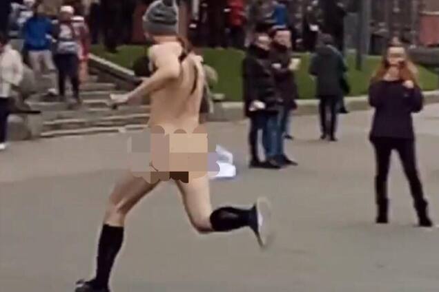 У чому мати народила: в центрі Києва стався дивний інцидент з голим чоловіком