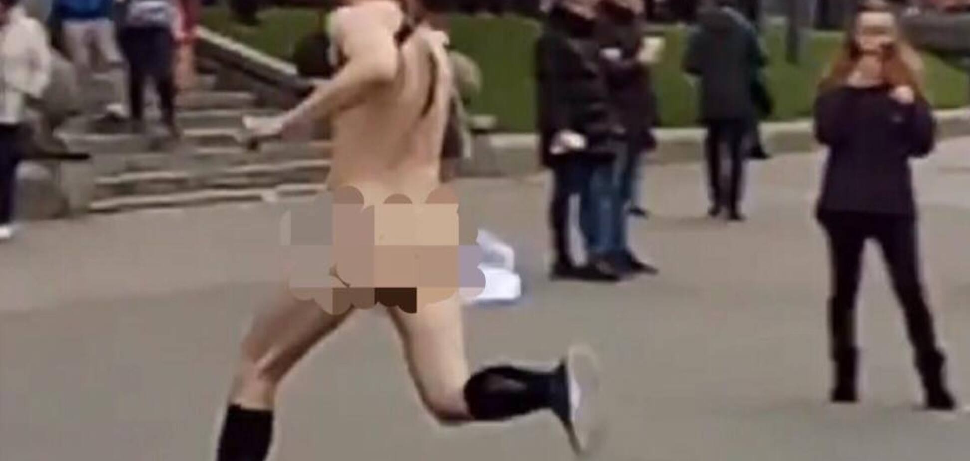 У чому мати народила: в центрі Києва стався дивний інцидент з голим чоловіком