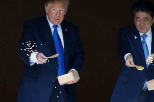 'Большие рыбы кормят мелких': сеть позабавило видео с нетерпеливыми Трампом и премьером Японии