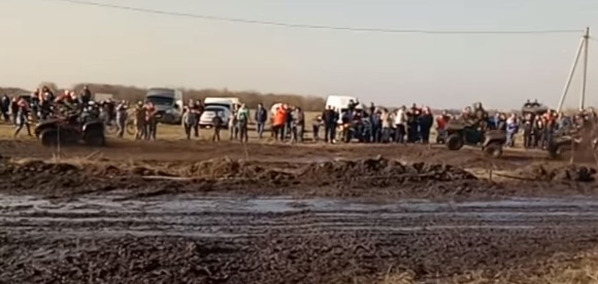 В России гонщик на квадроцикле влетел в толпу зрителей: видео инцидента