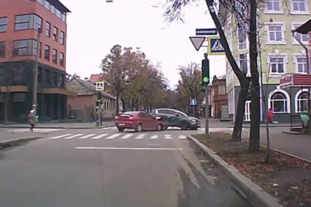 Снова на красный: в Харькове едва не повторилось смертельное ДТП на Сумской