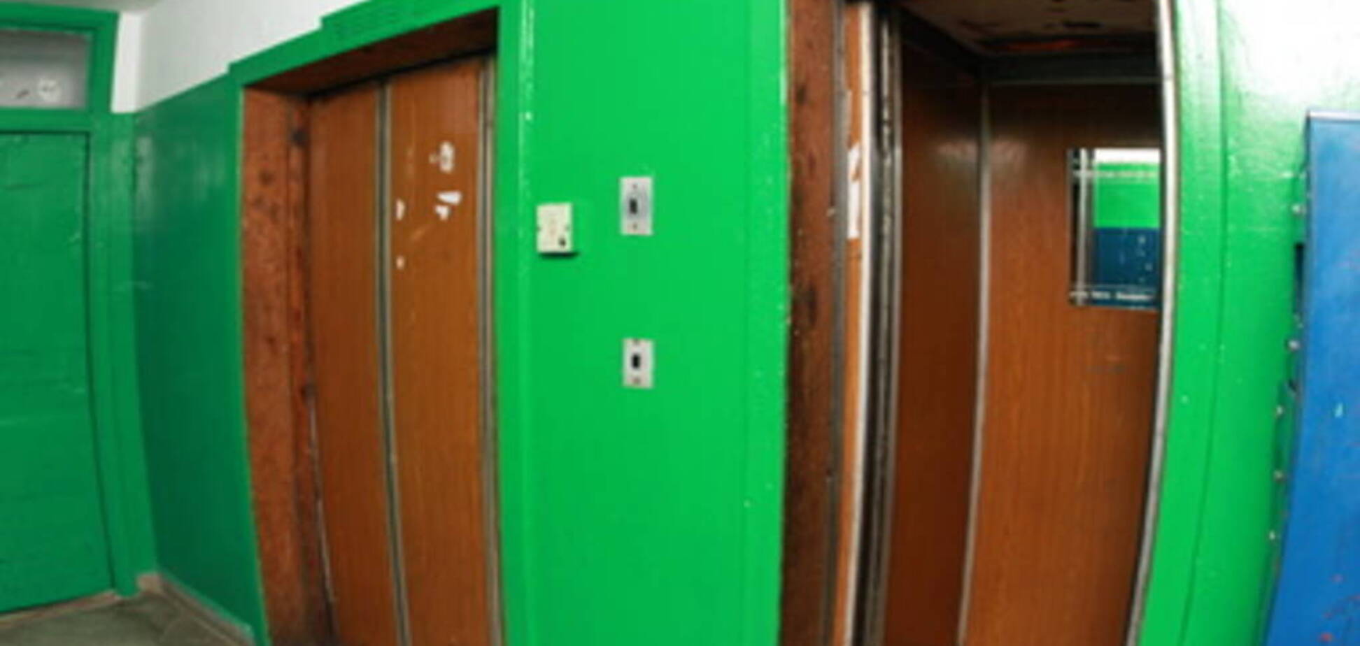 'Будьте внимательны': в Киеве с ножом напали на женщину в лифте