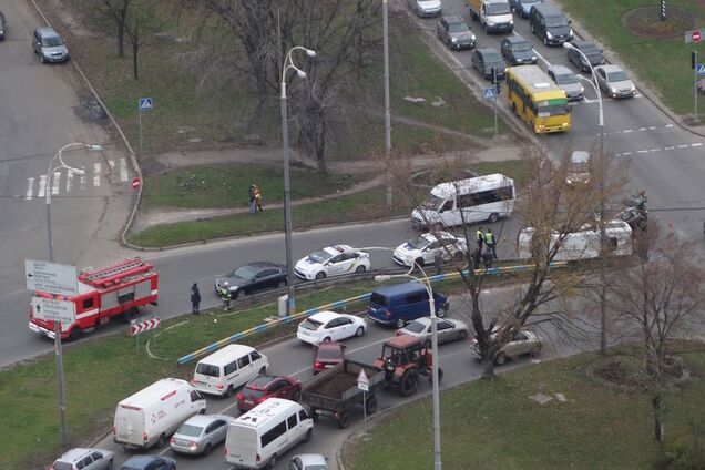 В Киеве джип протаранил микроавтобус: опубликованы фото с места масштабного ДТП