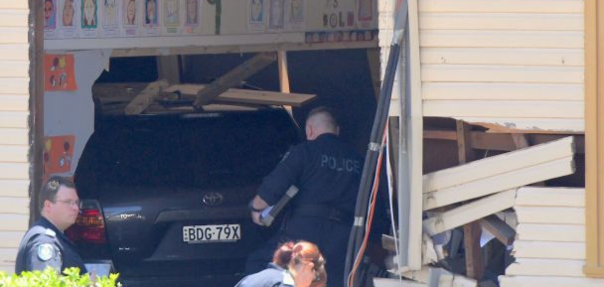 В Австралии женщина на внедорожнике врезалась в школу: погибли дети