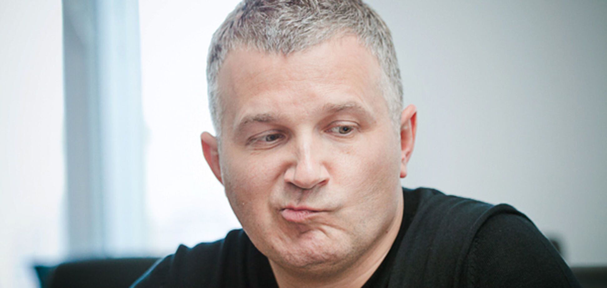 Потрясная шевелюра: звезда украинского ТВ позабавил сеть фотографией из молодости