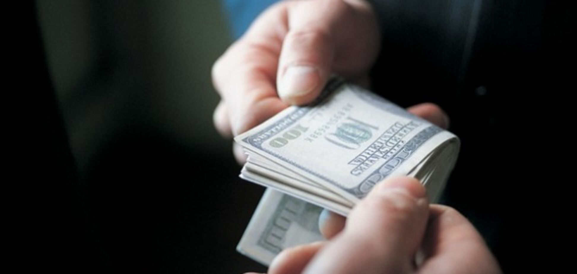 В Запорожье полицейский получил взятку в несколько тысяч долларов