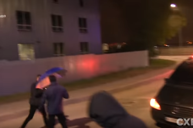 Толкали и били локтями: появилось видео нападения охраны Медведчука на журналистов