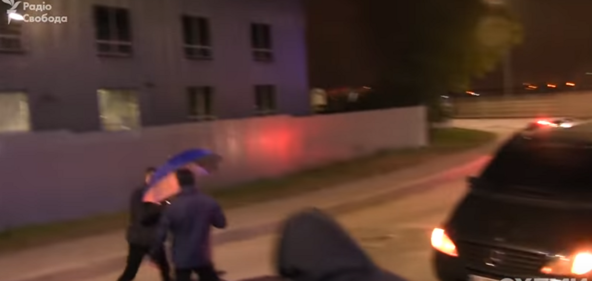 Толкали и били локтями: появилось видео нападения охраны Медведчука на журналистов