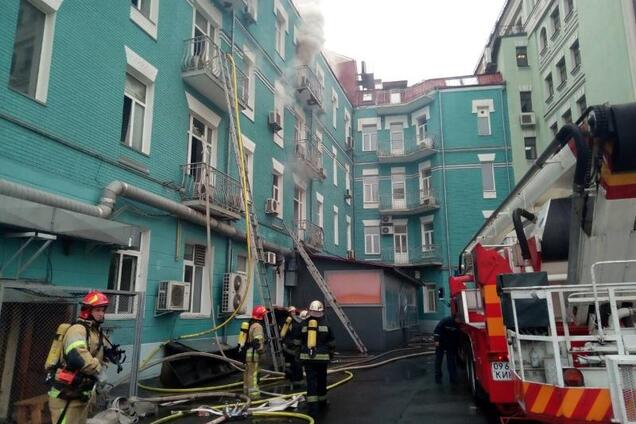 У центрі Києва загорівся будинок: фотофакт