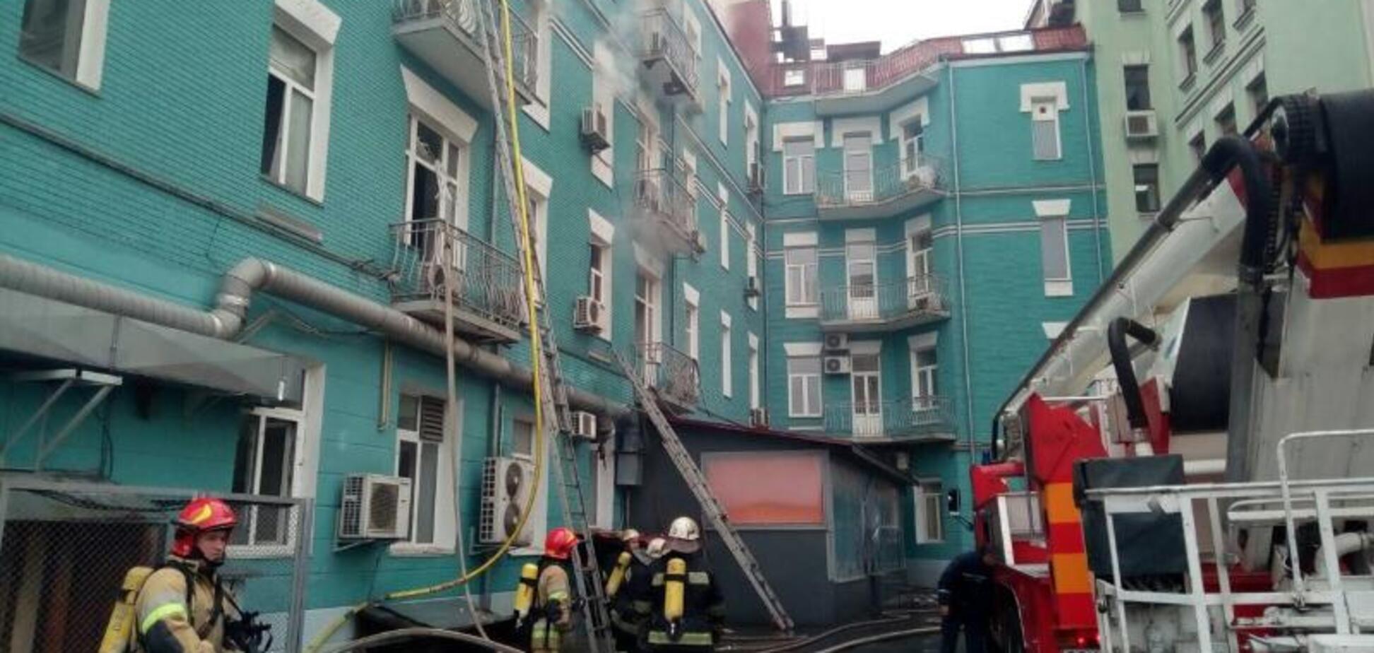 У центрі Києва загорівся будинок: фотофакт