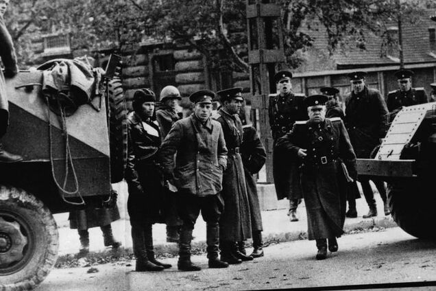 Кто целовался в десна с Гитлером? Кто там желал успехов германскому оружию?