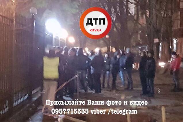 В Киеве водители на 'евробляхах' устроили блокаду райотделу полиции: появились фото и видео