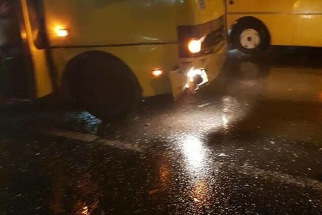 Считал деньги: маршрутчик устроил масштабное ДТП в Киеве