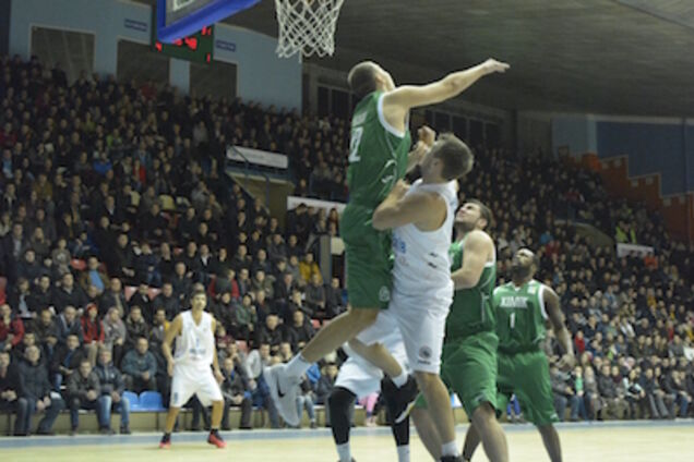 Украинский баскетболист всадил данк после эффектной комбинации: опубликовано видео