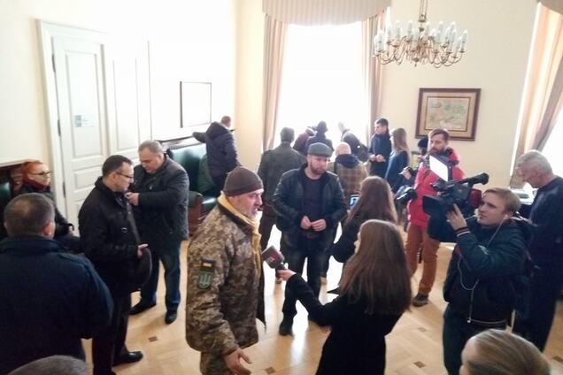 Требуют отставки Садового: АТОшники прорвались в мэрию Львова