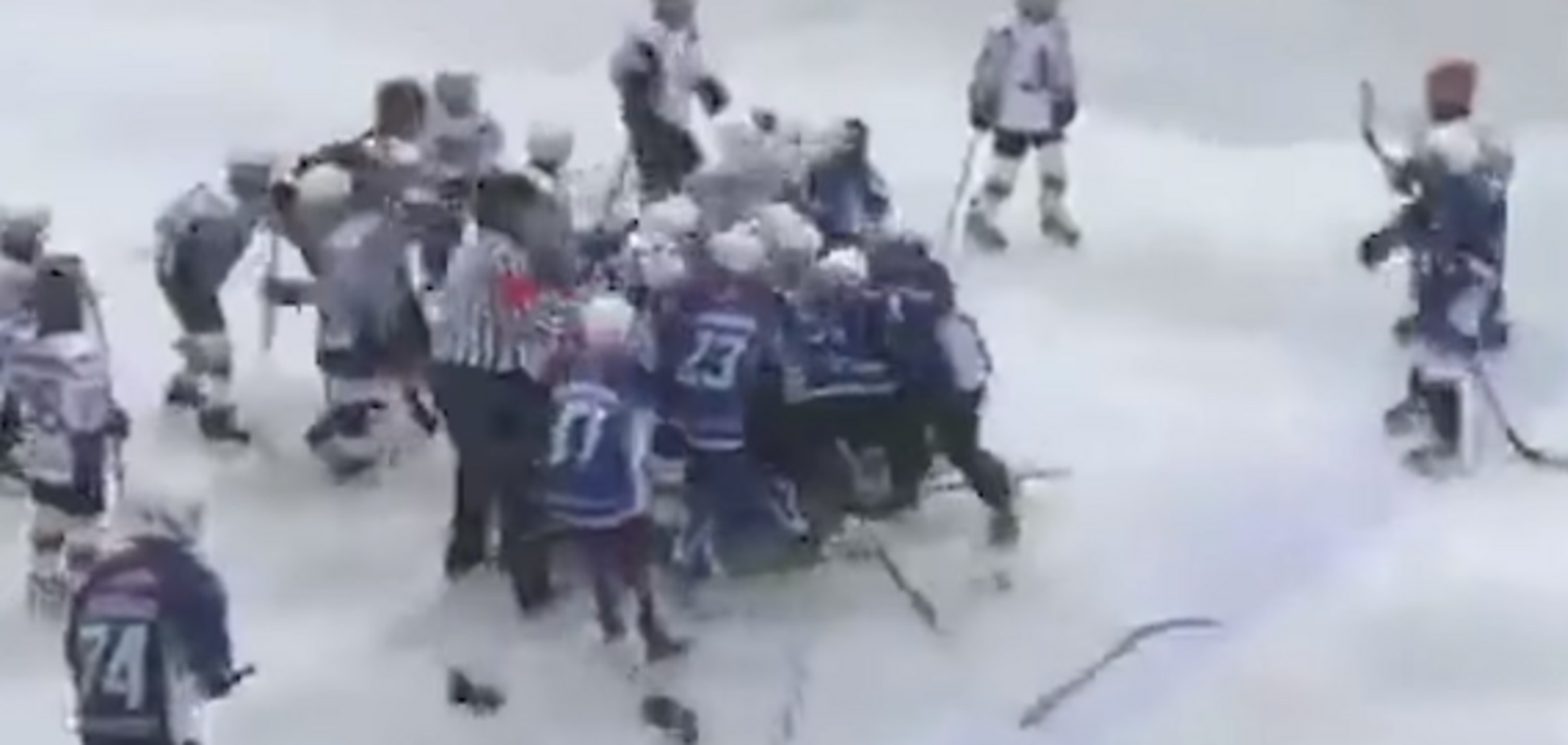 'Мочилово!' Комментатор в России едва не сорвал голос во время массового побоища на детском хоккейном матче: опубликовано видео