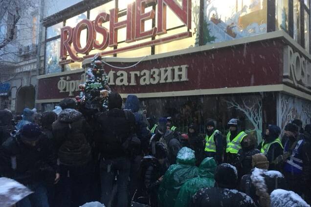 Сторонники Саакашвили разгромили витрину магазина Roshen