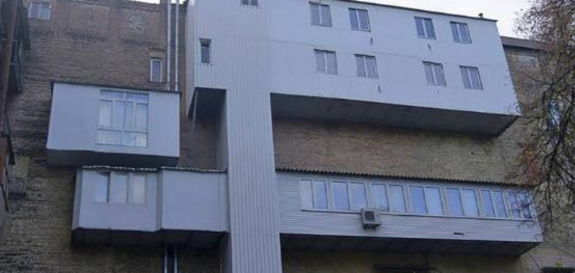 'Красиво жить не запретишь': в сети высмеяли 'двухэтажный балкон' с лифтом в Киеве