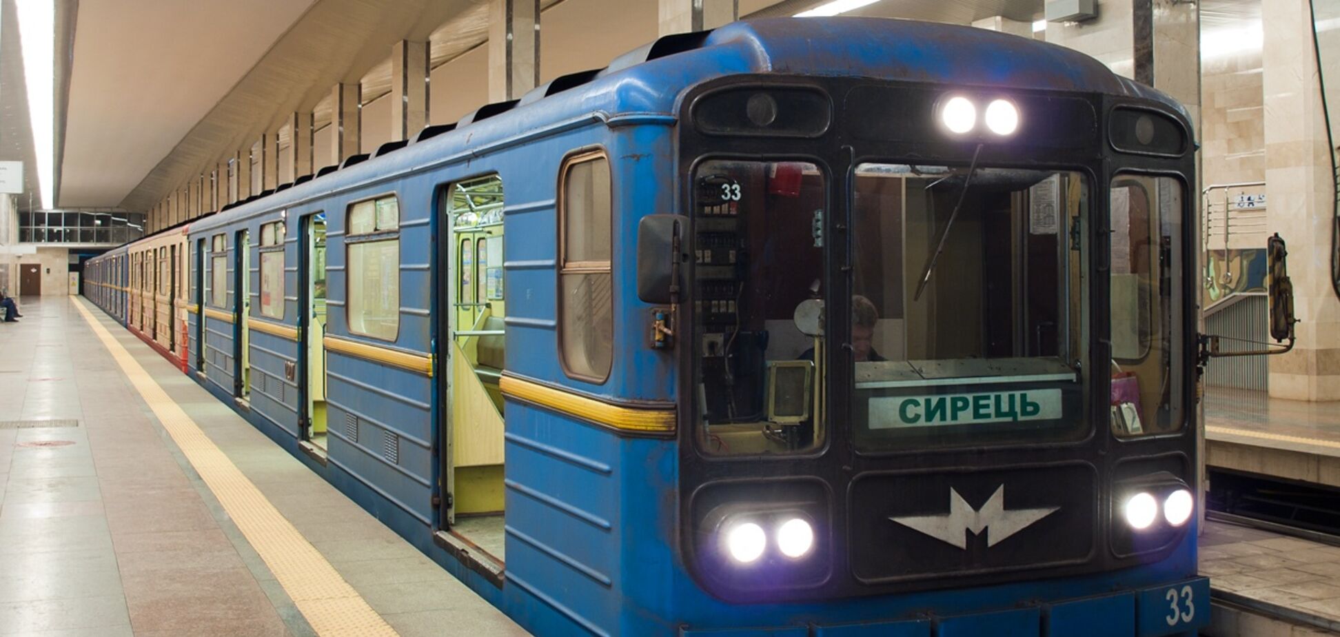 Голый мужчина в Киеве попытался угнать поезд: опубликовано видео