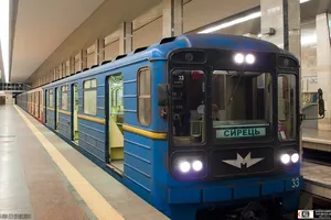 Голий чоловік у Києві спробував викрасти потяг: опубліковано відео