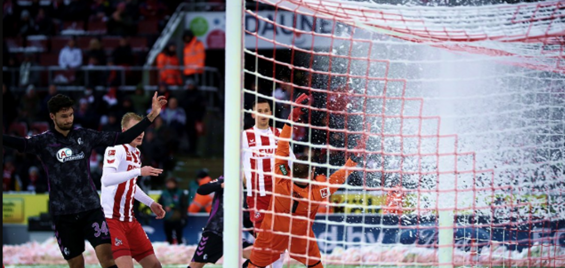 Камбек сезона: немецкий клуб одержал феерическую победу, проигрывая 0:3 при лютом снегопаде - видео голов