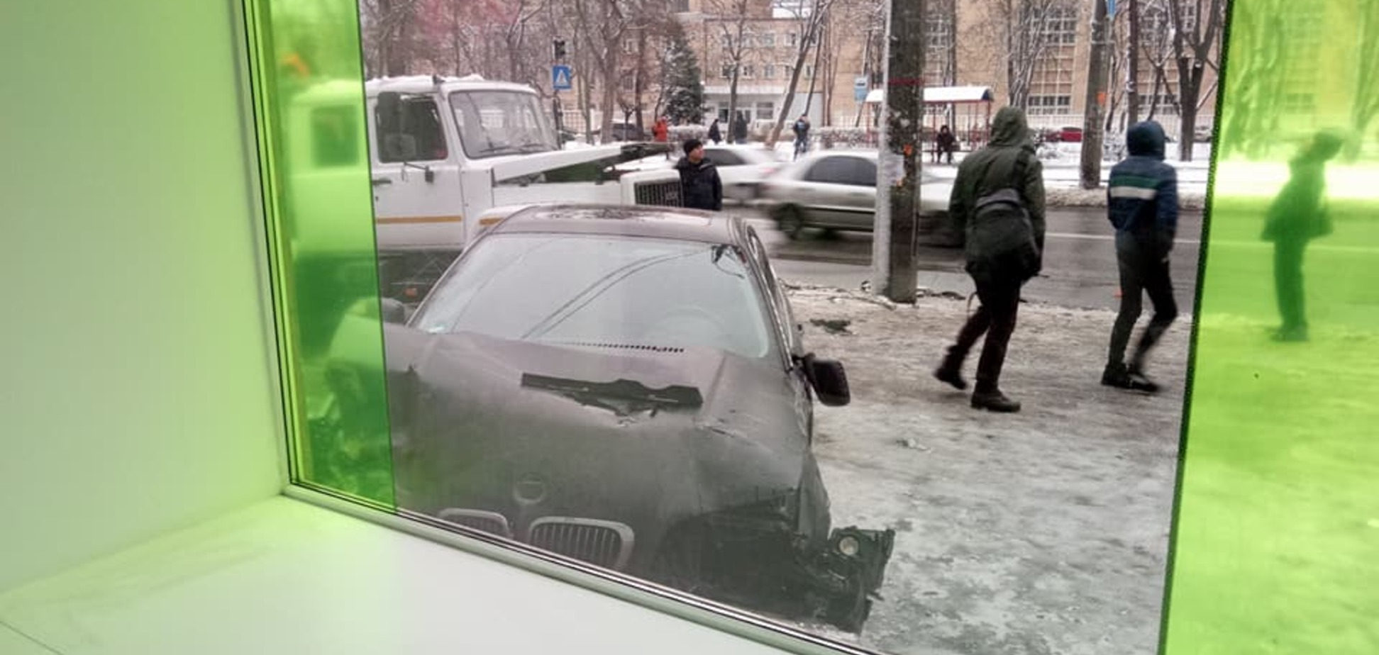 'В пяти метрах многолюдная остановка': в Киеве авто протаранило банк