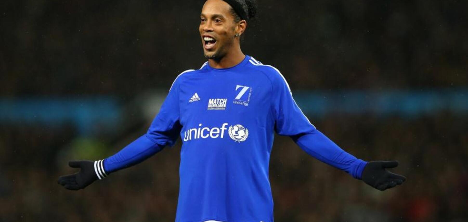 Легендарный Роналдиньо забил потрясающий гол со своей половины поля: видео шедевра