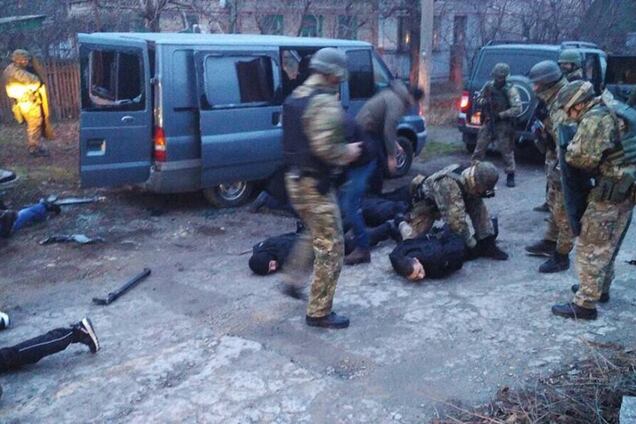 Були зі зброєю і в формі поліції: банду злодіїв у 'погонах' зловили в Запоріжжі