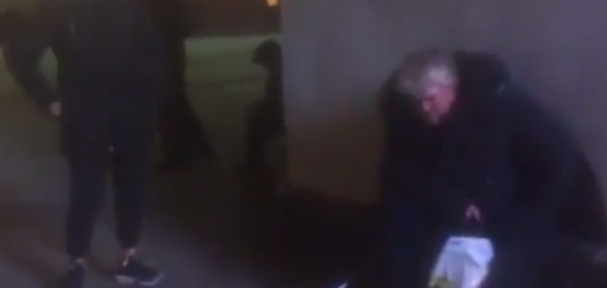 Видео, как студент жестоко бьет бездомного, возмутило соцсеть