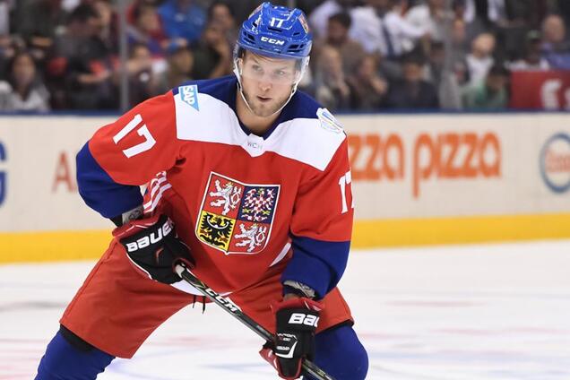 Фейл року: відомий чеський хокеїст дико осоромився в матчі НХЛ - Відеофакт