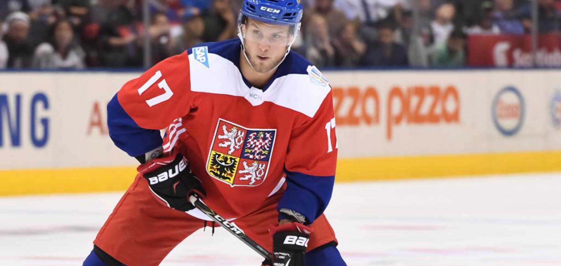 Фейл года: известный чешский хоккеист дико оконфузился в матче НХЛ - видеофакт