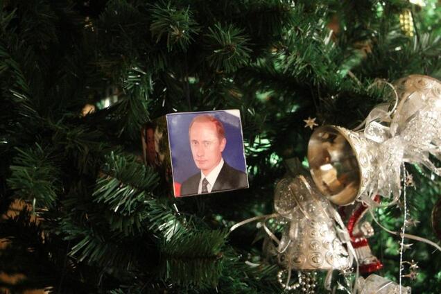 Россиян разозлил 'повешенный' на елку Путин