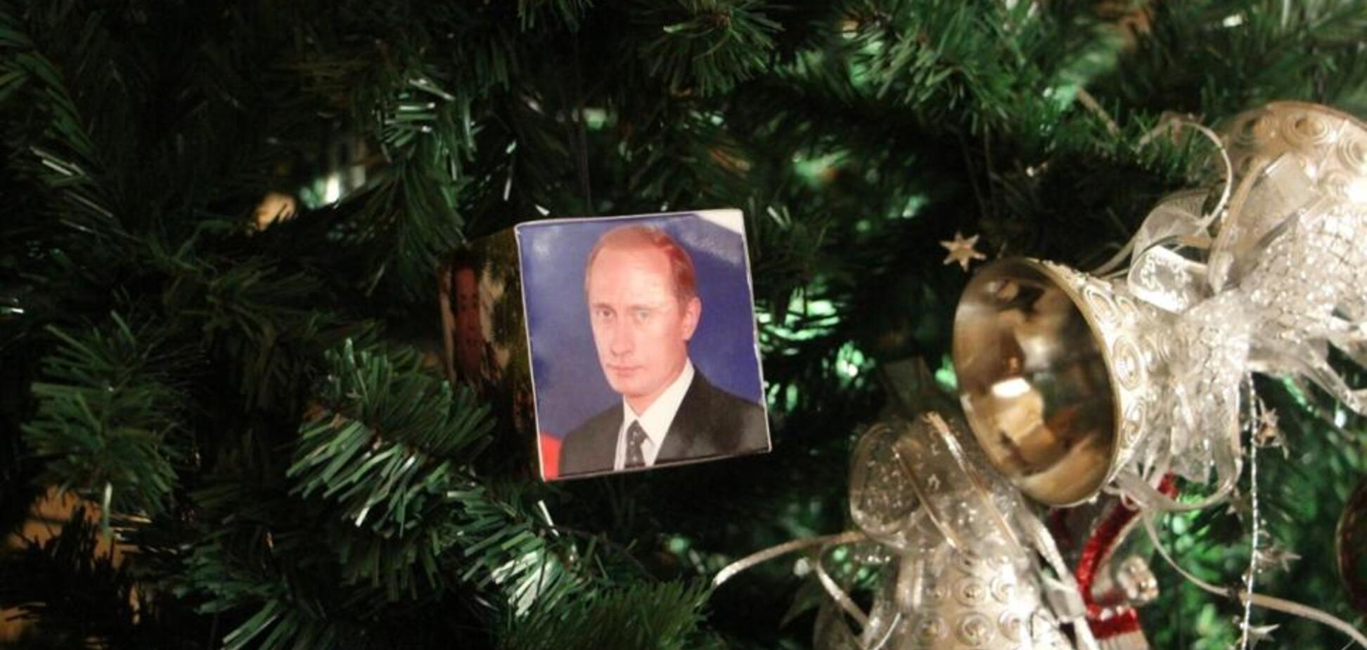  Россиян разозлил 'повешенный' на елку Путин