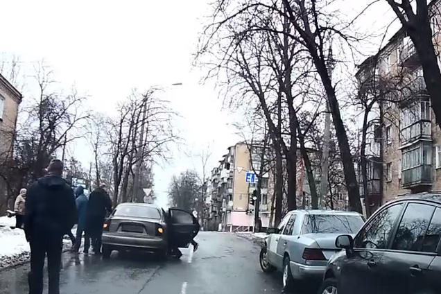 Били битами и порезали: жестокое задержание мошенников в Киеве засняли на видео