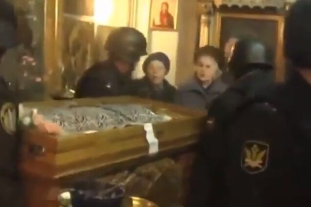 'Бандери! Покарання не боїтеся?' У Росії парафіяни церкви побилися з поліцією