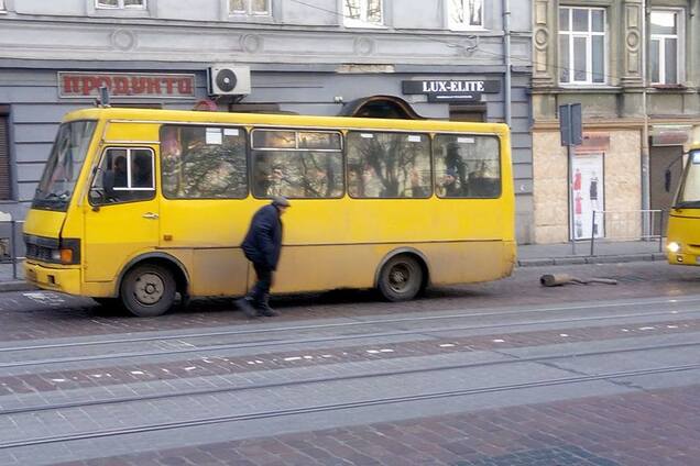'Сунув між людей': у мережі ажіотаж через розвалену на ходу маршрутку у Львові