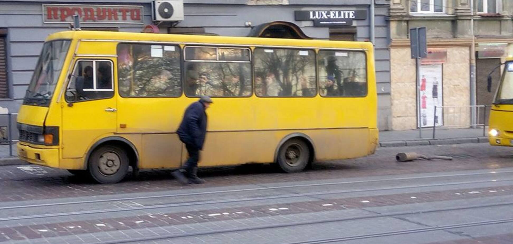 'Сунул между людей': в сети ажиотаж из-за развалившейся на ходу маршрутки во Львове 