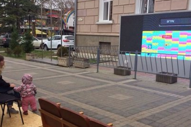 'Ватотерапия' в Крыму: в сети показали, как оккупанты заманивали смотреть на Путина